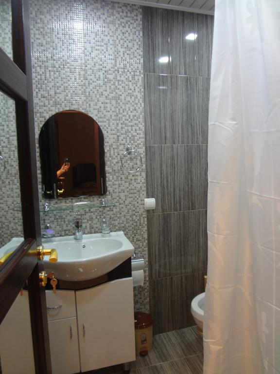 Modern Komitas Flat Hotel Erevan Quarto foto